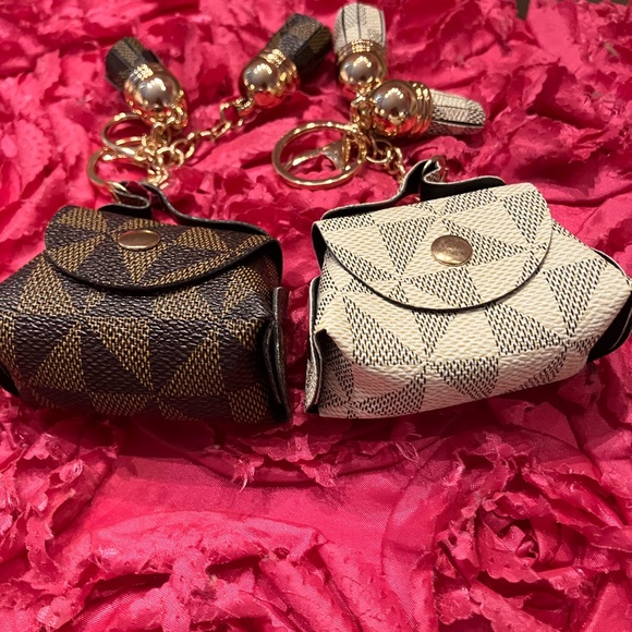 Elegant Black and Cream Mini Bag Keychains - Picture 6 of 6